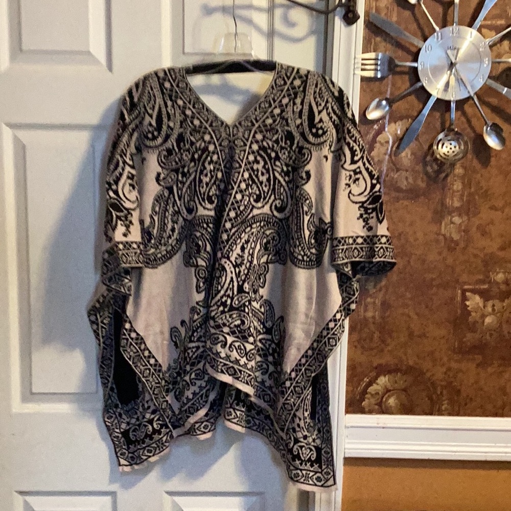 Flying Tomato Black and Cream Paisley Top
